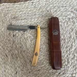 Vintage Solingen Puma 1938 5/8  Straight Razor Germany & Case